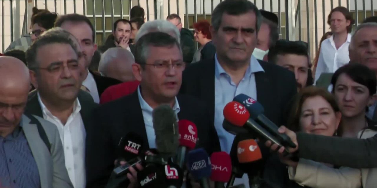 GEZİ PARKI DAVASINDA VERİLEN KARARLARA ADLİYE ÖNÜNDEN TEPKİ… CHP’LİÖZEL: “GEZİÖZGÜRDÜR. TARİH ÖNÜNDE RECEP TAYYİP ERDOĞAN MAHKUM OLACAKTIR, HESAP VERECEKTİR”