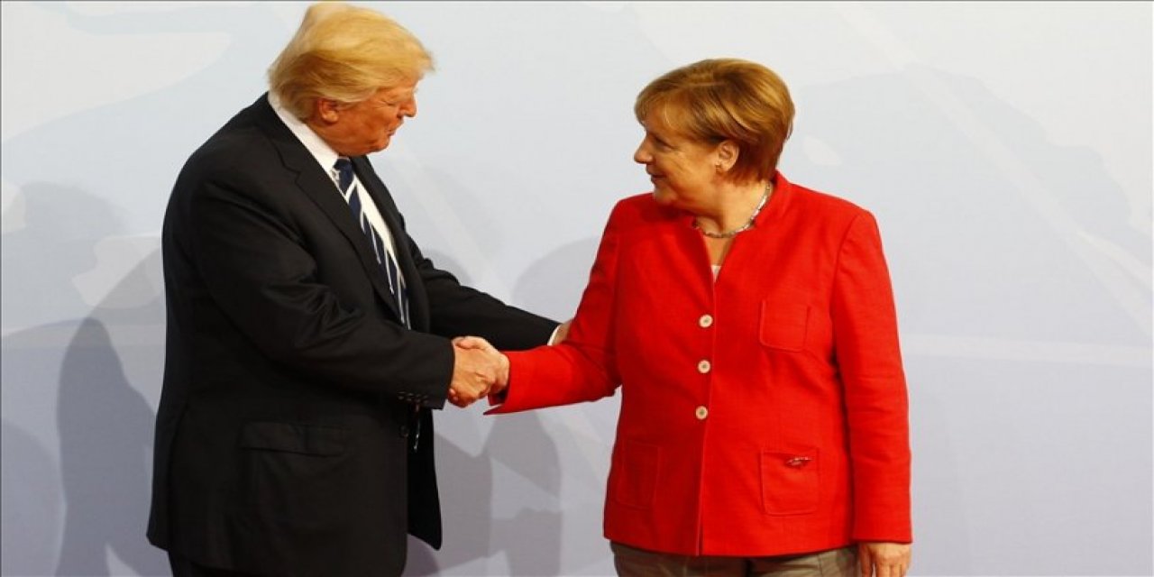 Trump'tan Merkel'e hediye beyaz bayrak: "Bana bir iyilik yap ve bu teslimiyet bayrağını kaldır"
