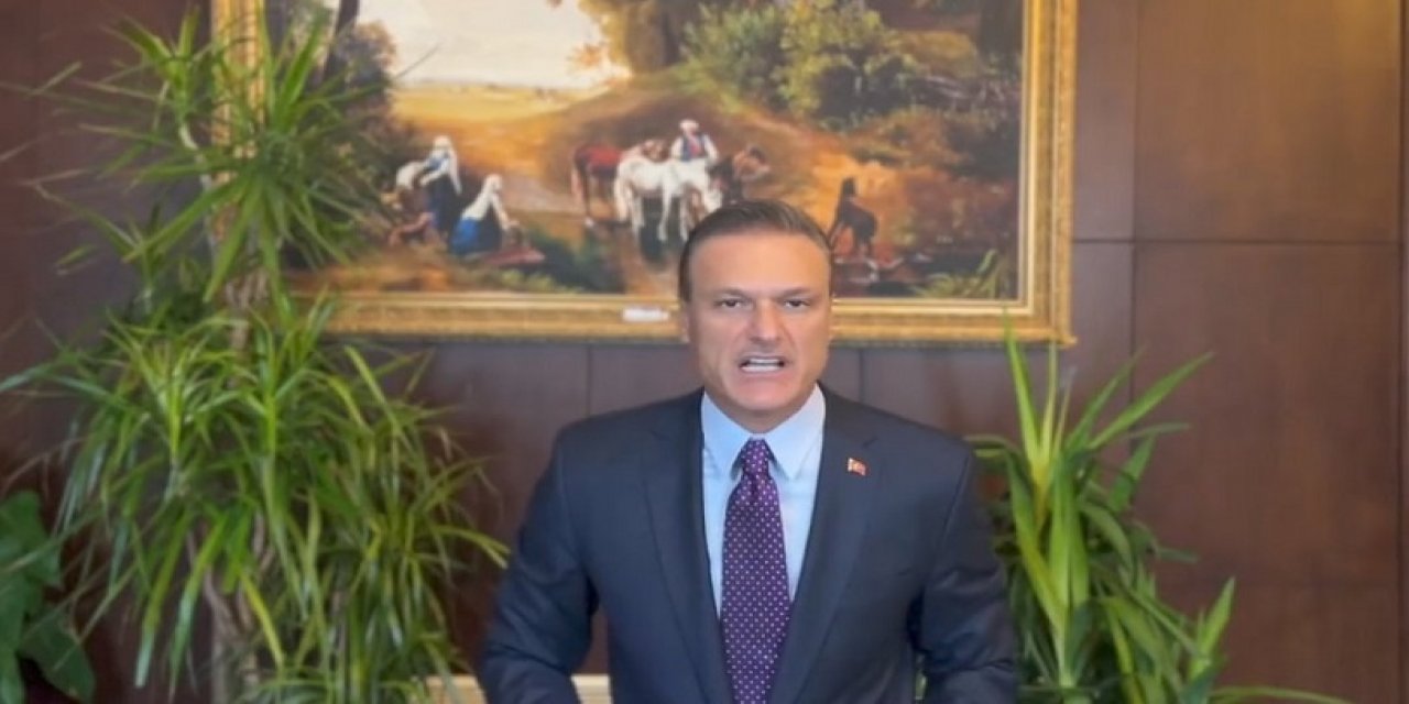 Alpay Özalan'ın arkasındaki tablo çalıntı çıktı: Kadınlara başörtüsü eklemişler!