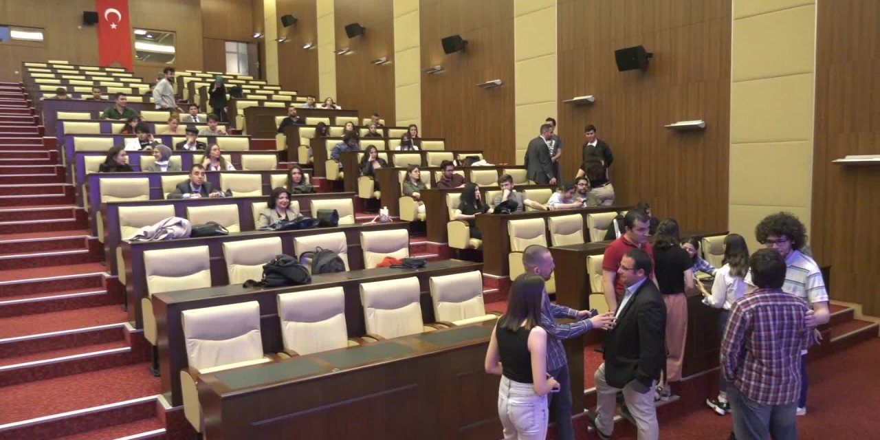 MANSUR YAVAŞ'TAN GENÇLERE: "BU KENTE BİR ŞEYLER KATMANIZI İSTİYORUZ, SAHİPLENMENİZİİSTİYORUZ”