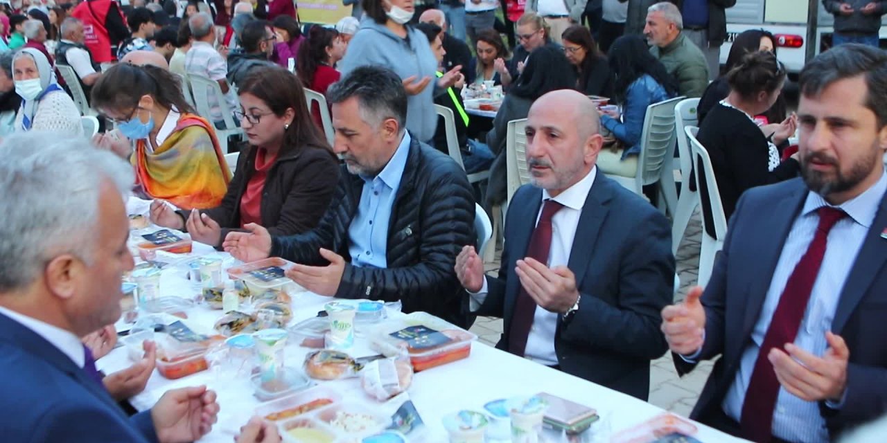 ÖZTUNÇ, DEPREMZEDE İFTARINDA ERDOĞAN'A SESLENDİ: KATİL DEDİKLERİNİN YANINDA EL PENÇE DİVAN DURUYORSUN, DEPREMZEDEYE VERDİĞİN SÖZÜ TUTMUYORSUN