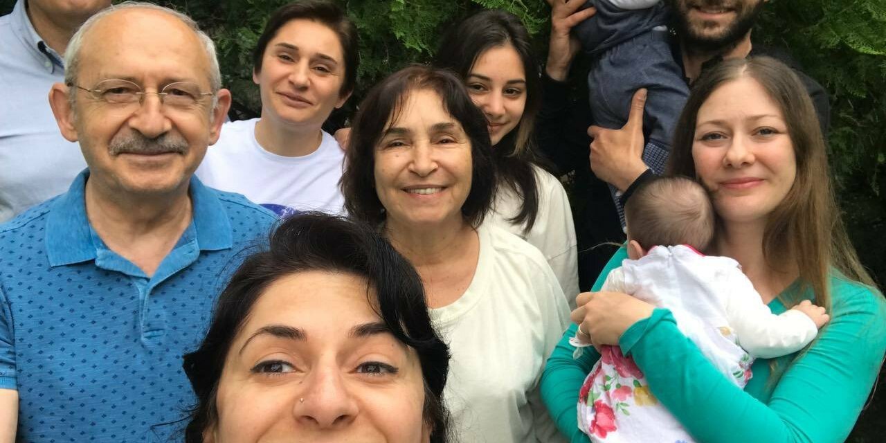 KILIÇDAROĞLU'NDAN AİLESİYLE BAYRAM SELFİSİ