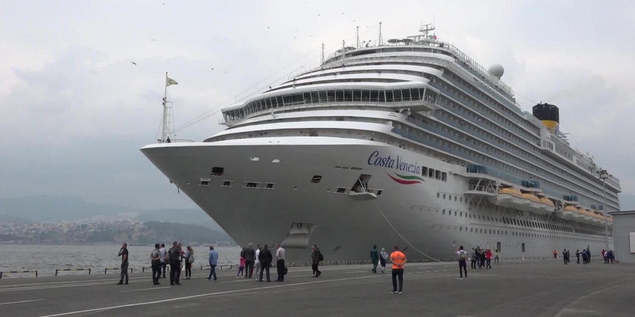 İZMİR'DE KRUVAZİYER TURİZMİ CANLANIYOR: 5 BİN 200 YOLCU KAPASİTELİ GEMİ LİMANA YANAŞTI