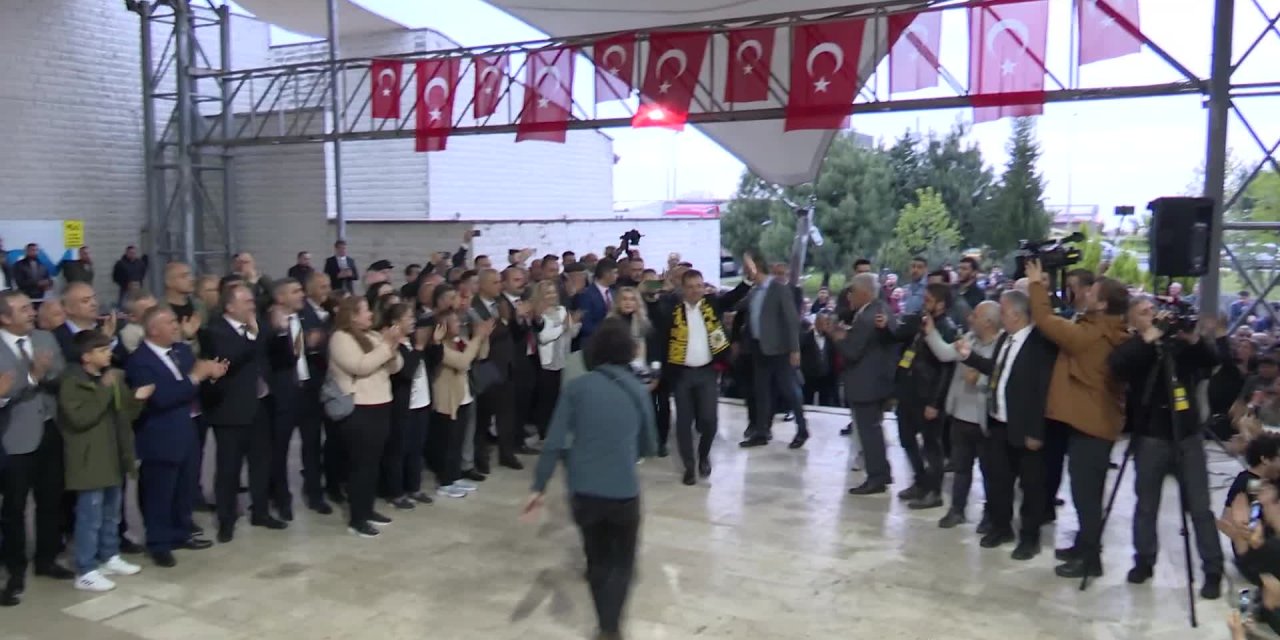 İMAMOĞLU ARHAVİ’DE: “EKREM KADAR TAŞ DÜŞSÜN’ DİYECEĞİM… DEMEYECEĞİM. ONLARI EZMEK İSTEMİYORUM. BENİM AĞIRLIĞIM BÜYÜK. ÇÜNKÜ MİLLETİN MANEVİYATI BENİMLE”