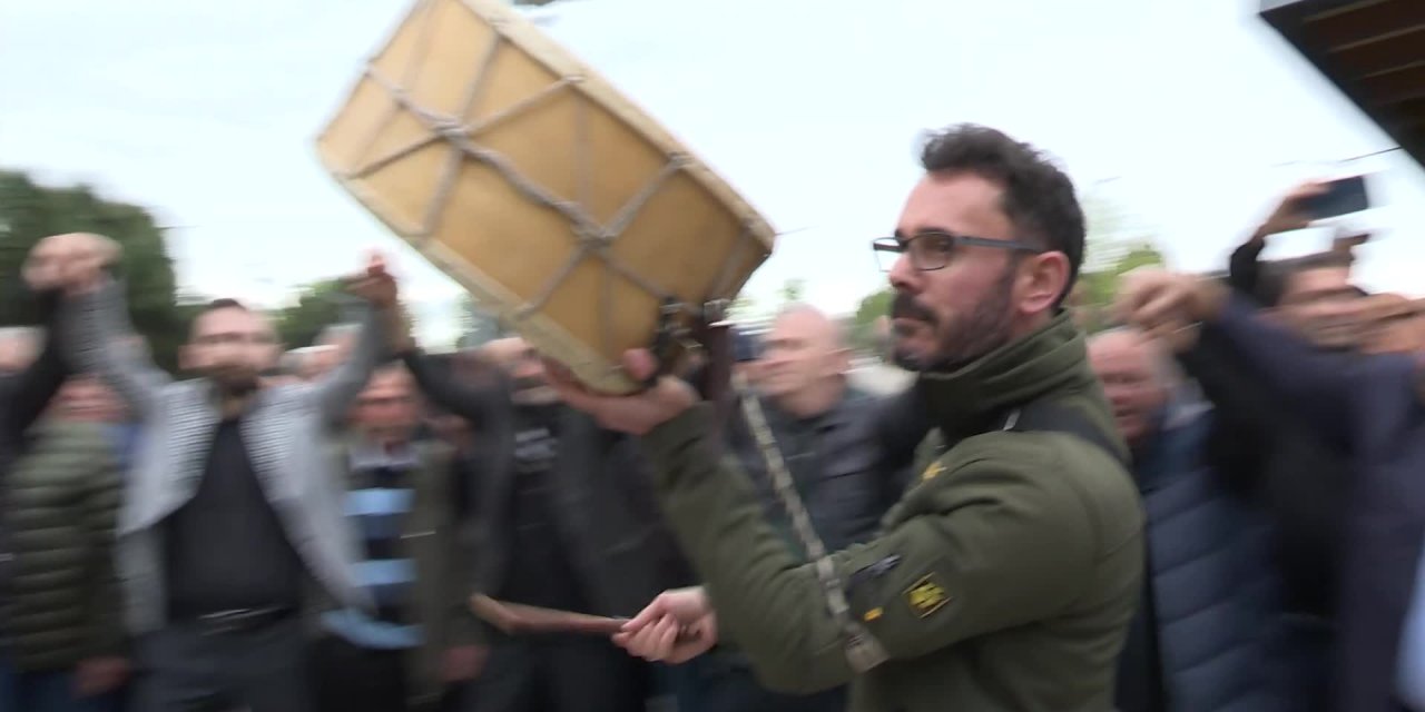 İMAMOĞLU, DOĞDUĞU AKÇABAAT’TA: “BANA İNSAN MUAMELESİ YAPILMIYOR, AMA MÜLTECİLERE YAPILIYOR’ DEMELERİNİN YEGANE SEBEBİ ADİL OLUNMAMASI. BUNU DEĞİŞTİRECEĞİZ”