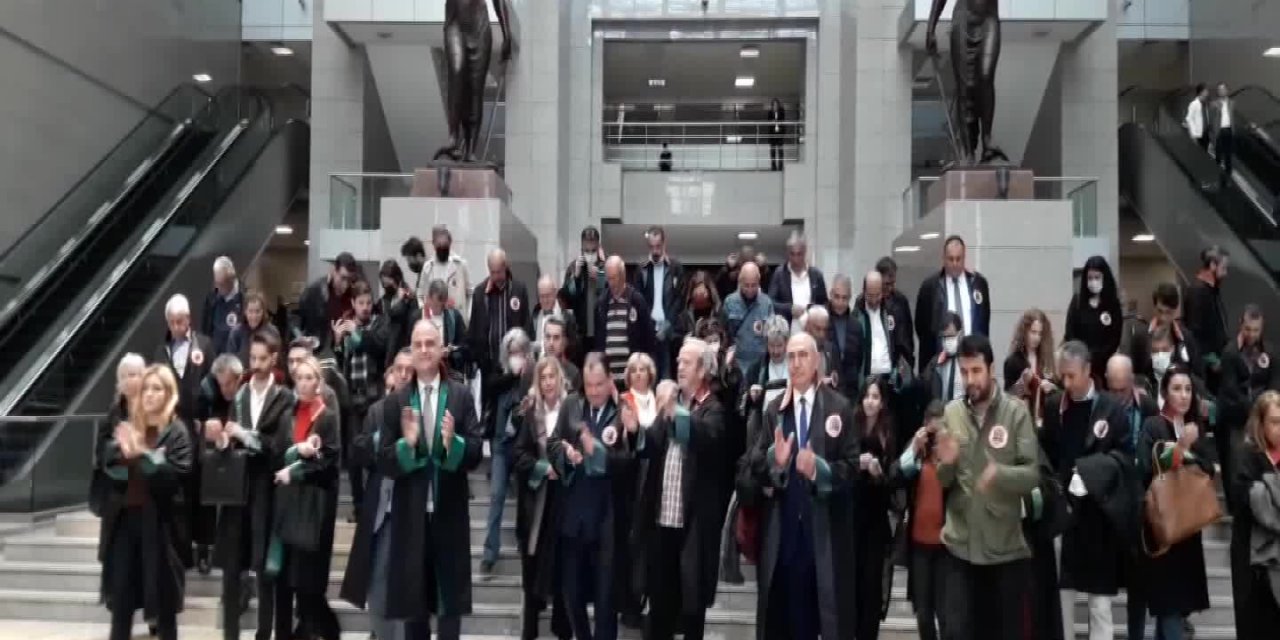 GEZİ PARKI DAVASINDA HAPİS CEZASINA ÇARPTIRILANLAR İÇİN ADALET NÖBETİ: "TÜRKİYE, İNSAN HAKLARINA SAYGILI, SOSYAL BİR HUKUK DEVLETİ OLMA NİTELİĞİNİ KAYBETMİŞTİR"