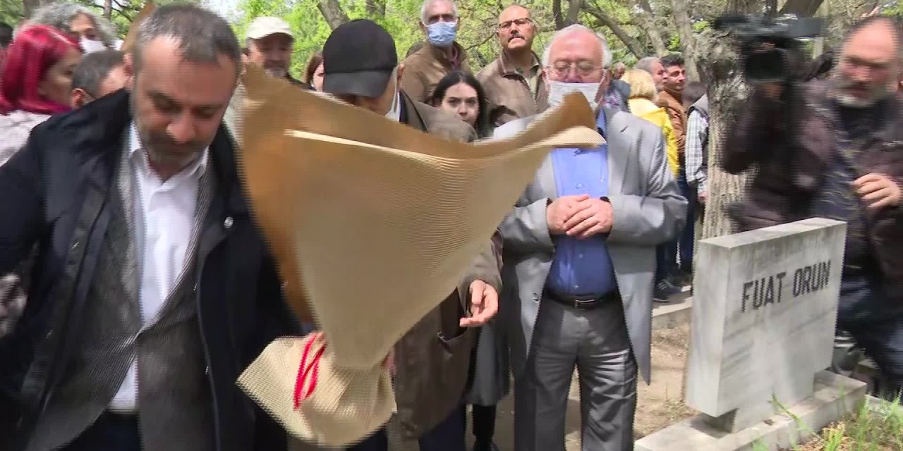 BORA GEZMİŞ, KARDEŞİ DENİZ GEZMİŞ'İ MEZARI BAŞINDA ANDI: "ÜÇ BABA VE BEN, GÖMDÜK O ÜÇ KİŞİYİ, ŞİMDİ BİNLERCE KİŞİ GELİYOR"