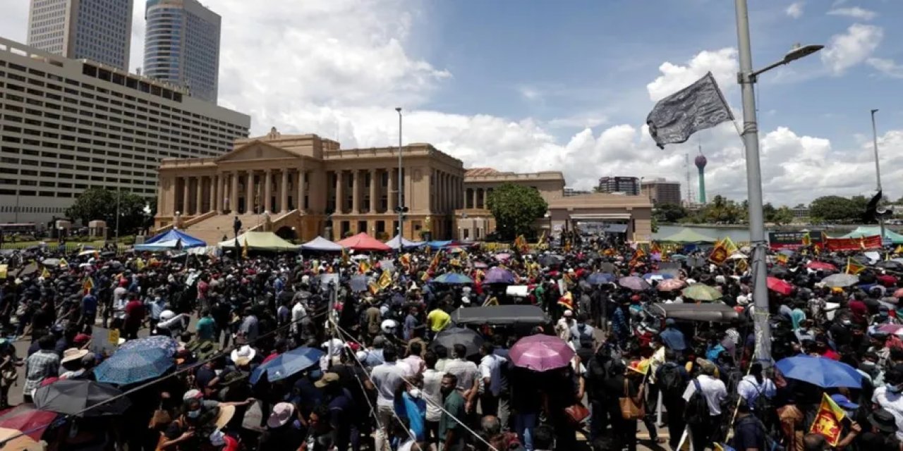 Ekonomik krize karşı işçiler genel grevde: İç çamaşırlarını barikata asıp 'Bize kalan tek şey bu' sloganı attılar