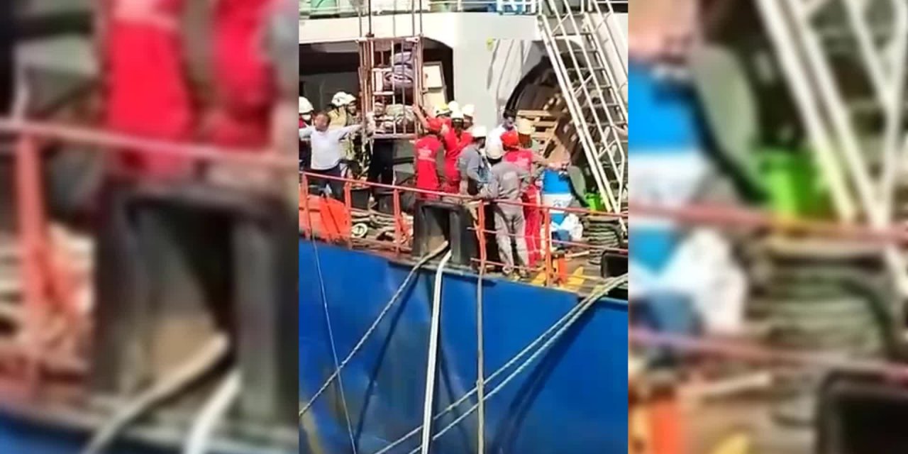 TUZLA TERSANESİNDE ZEHİRLENEN İŞÇİLERİN VİNÇLE AMBULANSA TAŞINMASI TEPKİ ÇEKTİ