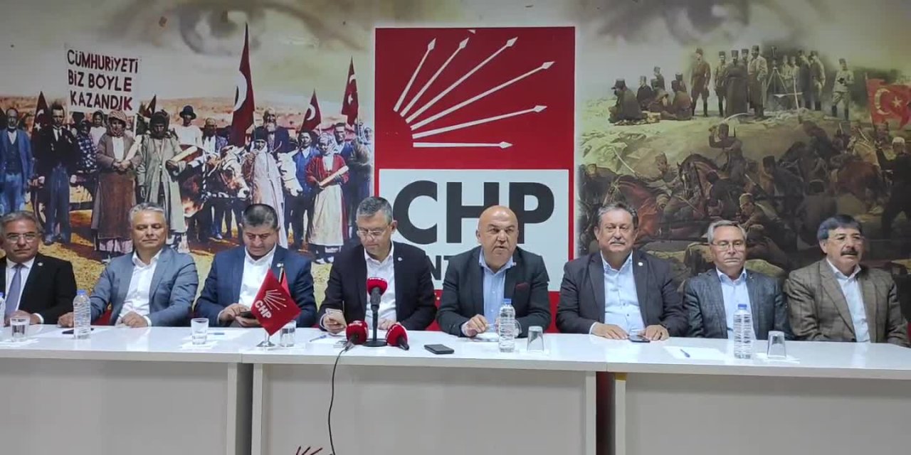 ÖZEL’DEN BAKAN SOYLU’YA “SIĞINMACI” TEPKİSİ: “BOŞİŞLERİ BIRAKIN, GÖREVİNİZİ YAPIN. TOPLUMDA BİRİLERİNİN YAY GİBİ GERMEYE ÇALIŞTIĞI BİR HATTI, BAŞKA YERDEN GERMEYE ÇALIŞMAYIN”