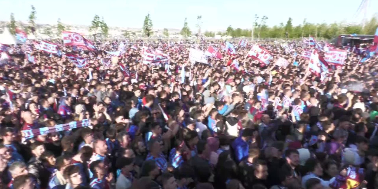 TRABZONSPOR’UN ŞAMPİYONLUĞU İSTANBUL'DA COŞKUYLA KUTLANDI