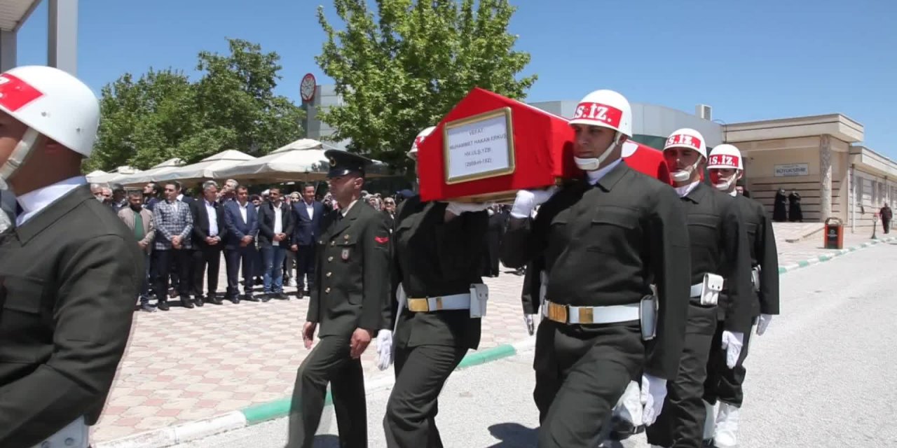 SİLAHINI TEMİZLERKEN YANLIŞLIKLA KENDİSİNİ VURAN YÜZBAŞI SON YOLCULUĞUNA UĞURLANDI