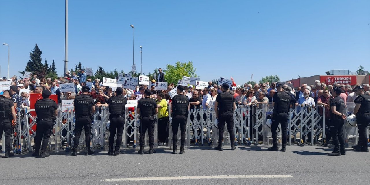 Dışarıda eylem, kapıda barikat, içeride yıkım