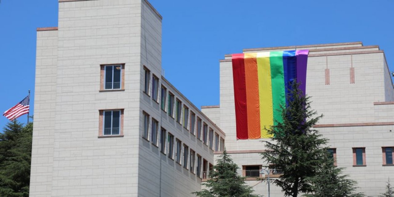 ABD konsolosluğuna LGBTİ+ bayrağı asıldı, AKP'li vekil 'Tanrı'yı kıyamete zorlamak' dedi