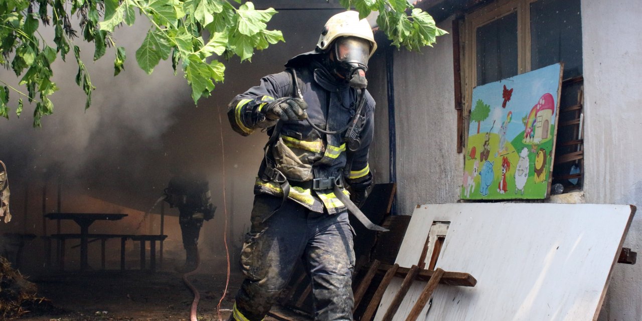 Evlerinde çıkan yangına müdahaleyi gözyaşları içinde izlediler