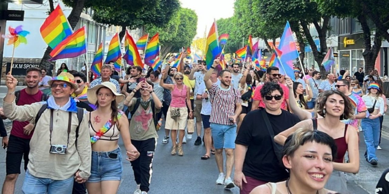 Kıbrıs'ta Türkler ve Rumlar, adayı 1974'ten bu yana ayıran sınırda Onur Ayı için birlikte yürüdü: Bölünmüşlüğün ötesinde Onur'la birleşiyoruz!