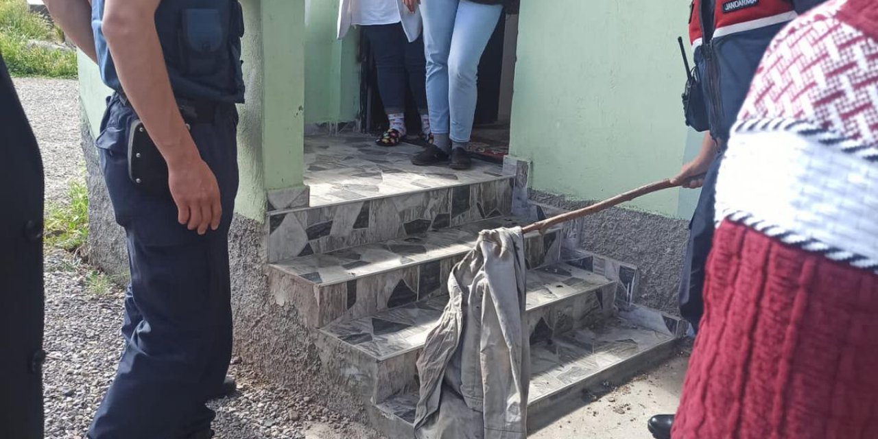 Adalet Partisi adayına gözdağı iddiası: "Evinin kapısına kanlı mont asıldı"