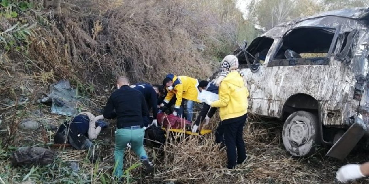 Korkunç kaza...  Mültecileri taşıyan minibüs takla attı!