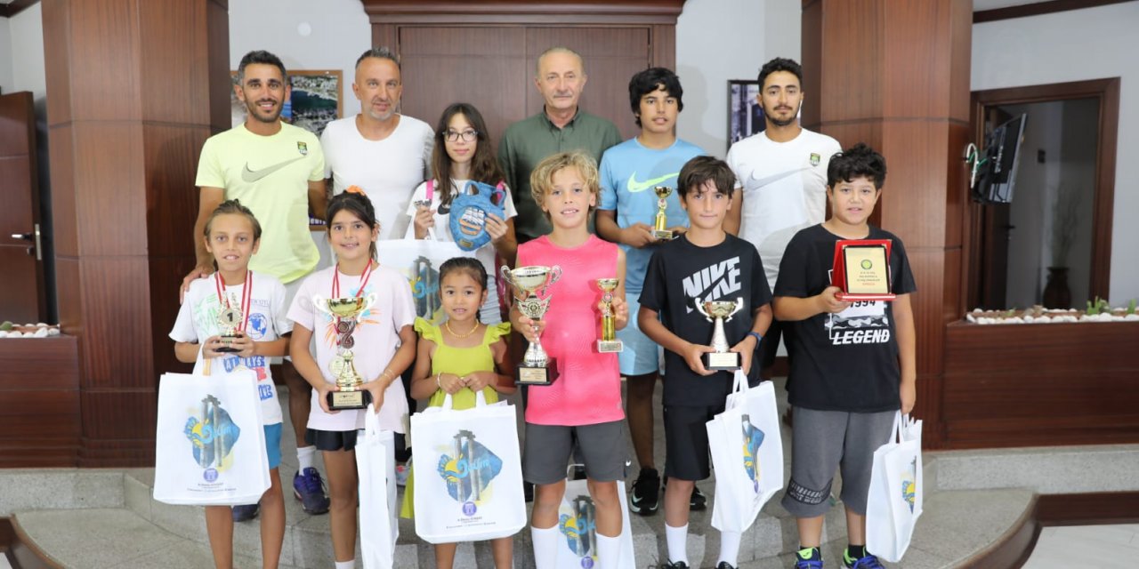 ŞAMPİYON SPORCULARDAN BAŞKAN ATABAY'A ZİYARET