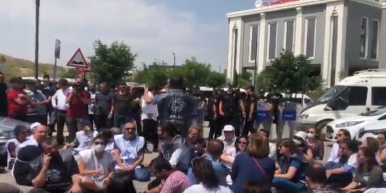 Bakanlık önünde eylem: Doktorlar, Fahrettin Koca'yı istifaya çağırdı