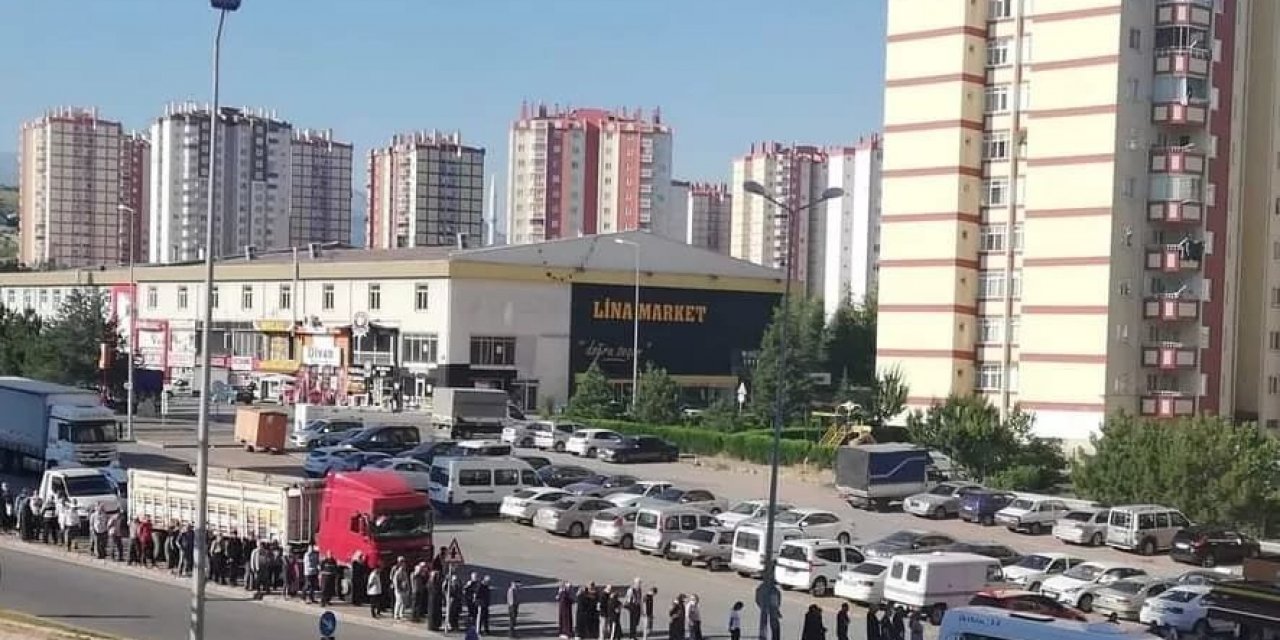 AKP’nin kalesinde kuyruklar uzadıkça uzadı