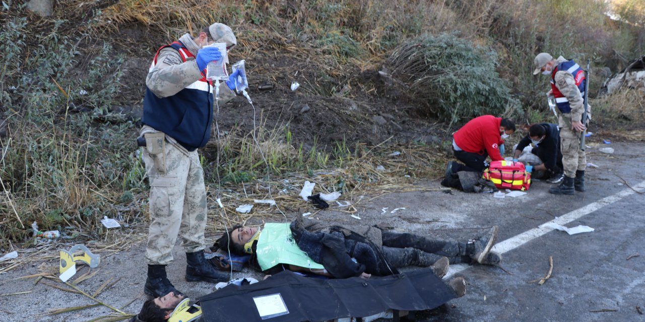 İçinde 33 kaçak göçmenin bulunduğu minibüs kaza yaptı