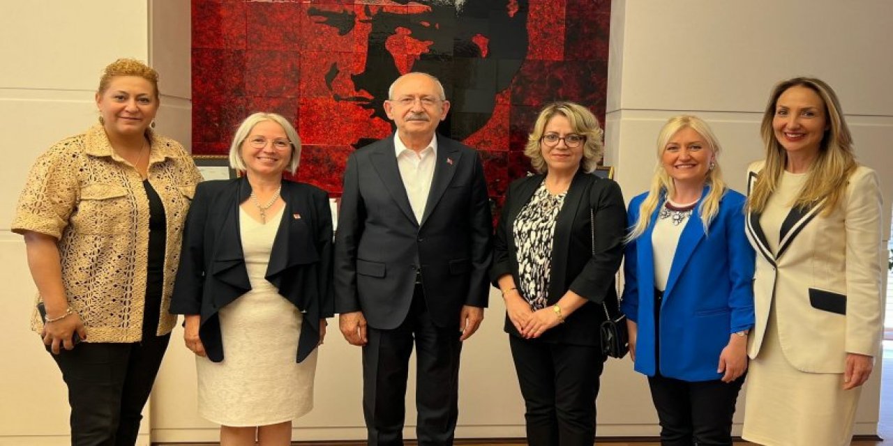 Kılıçdaroğlu, son bir yılda partiye katılan 85 bininci kadın üyeye CHP rozeti taktı