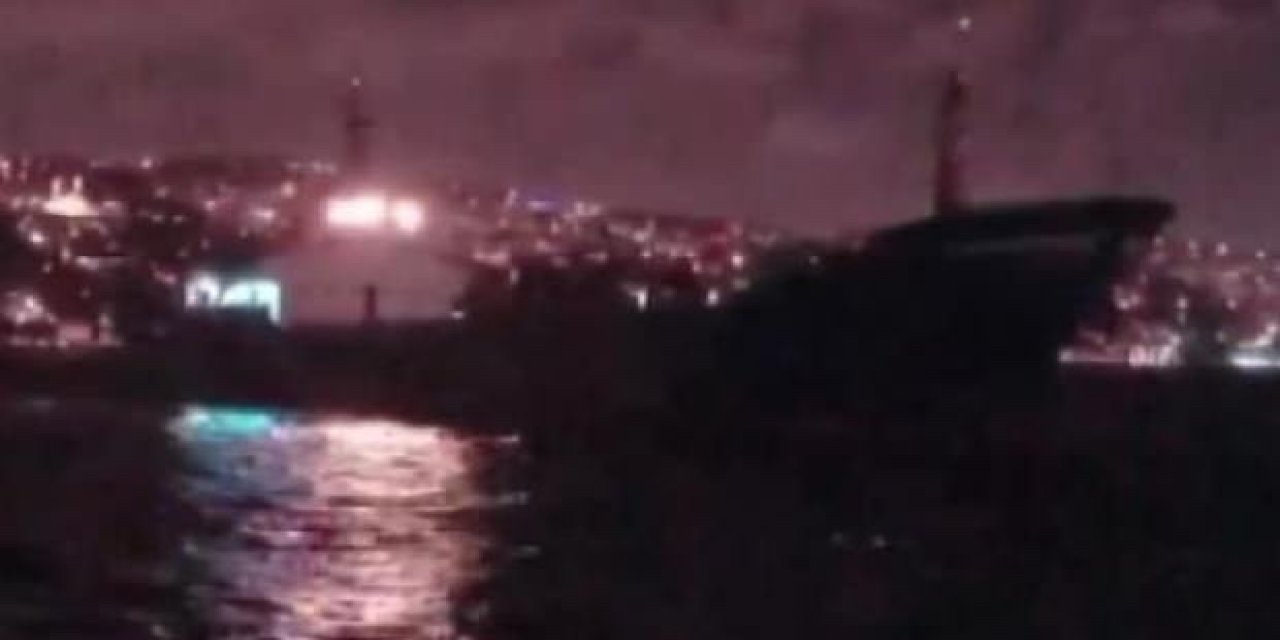 İstanbul Boğazı’nda sürüklenen yük gemisi son anda durabildi