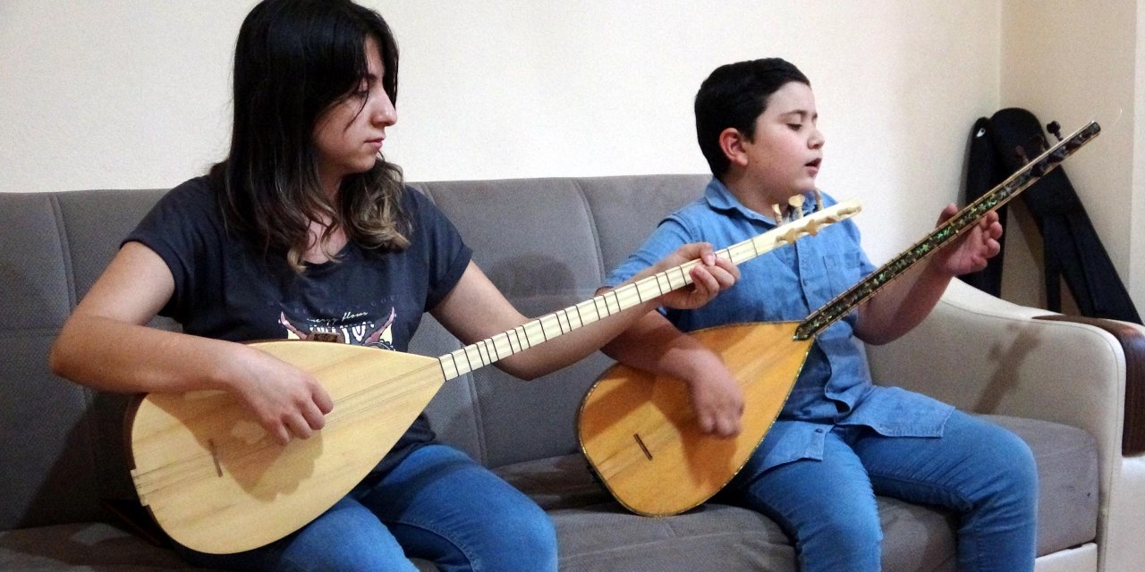 Erciş savcısı, 2 kardeşe bağlama hediye etti