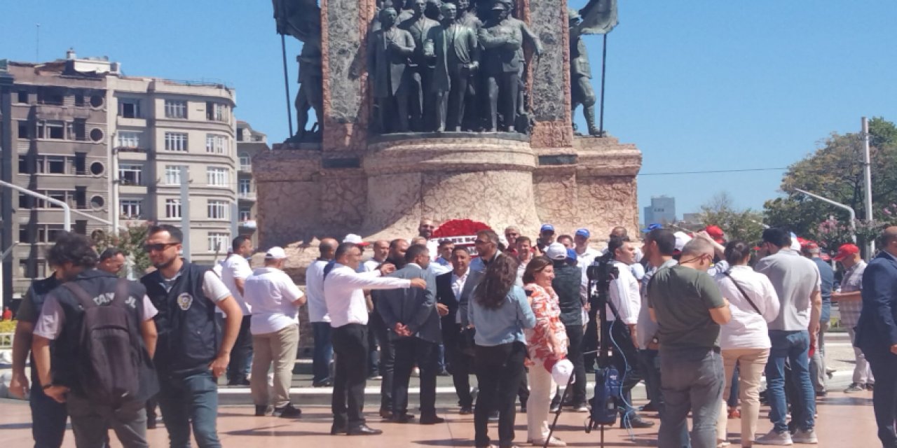 Türk-İş 70'inci yılını Cumhuriyet Anıtı önünde kutladı: 'Yaşasın onurlu mücadelemiz'