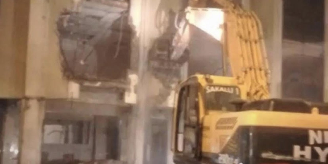 Torbalı Belediye binasının yıkım çalışmaları başladı 
