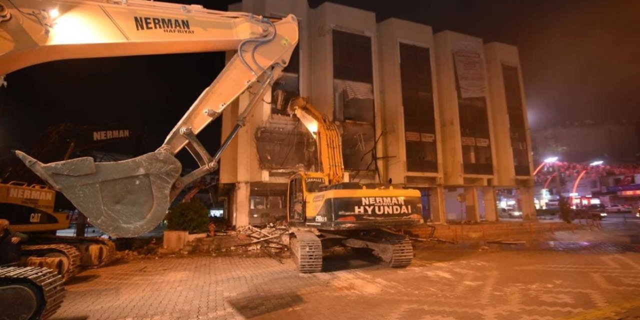 Torbalı Belediye binasının yıkım çalışmaları başladı