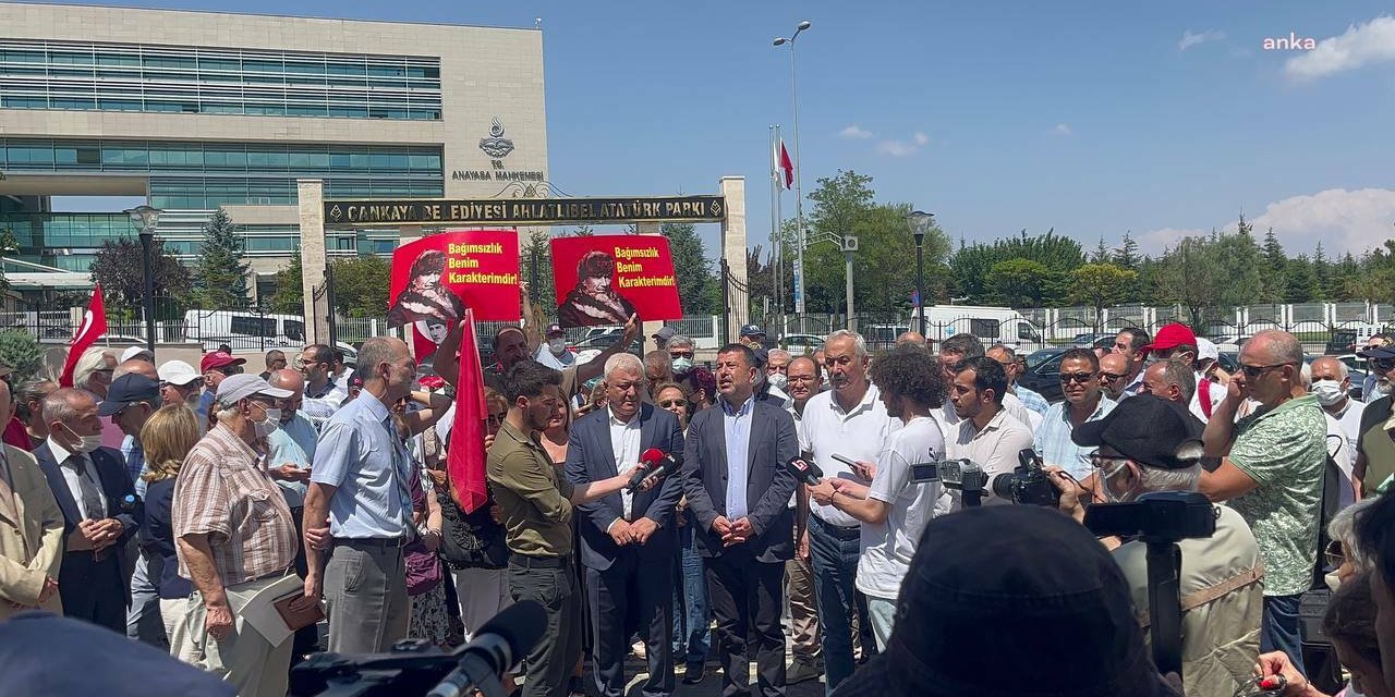 28 ŞUBAT DAVASI KAPSAMINDA 1 YILDIR CEZAEVİNDEKİ KOMUTANLARIN YAKINLARI ANAYASA MAHKEMESİÖNÜNDE… AĞBABA: “BU BİR İNSANLIK VE ADALET AYIBIDIR”