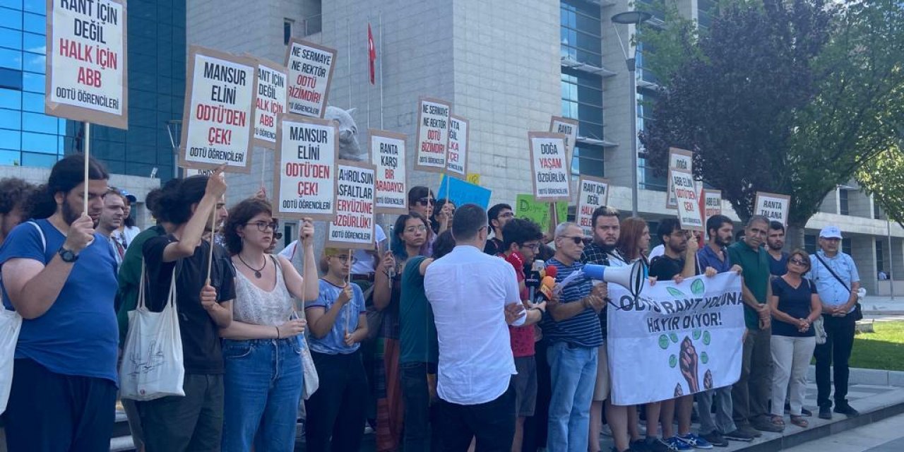 ODTÜ ÖĞRENCİLERİ, BİLKENT-İNCEK BULVAR YOLU PROJESİNİ ABB ÖNÜNDE PROTESTO ETTİ