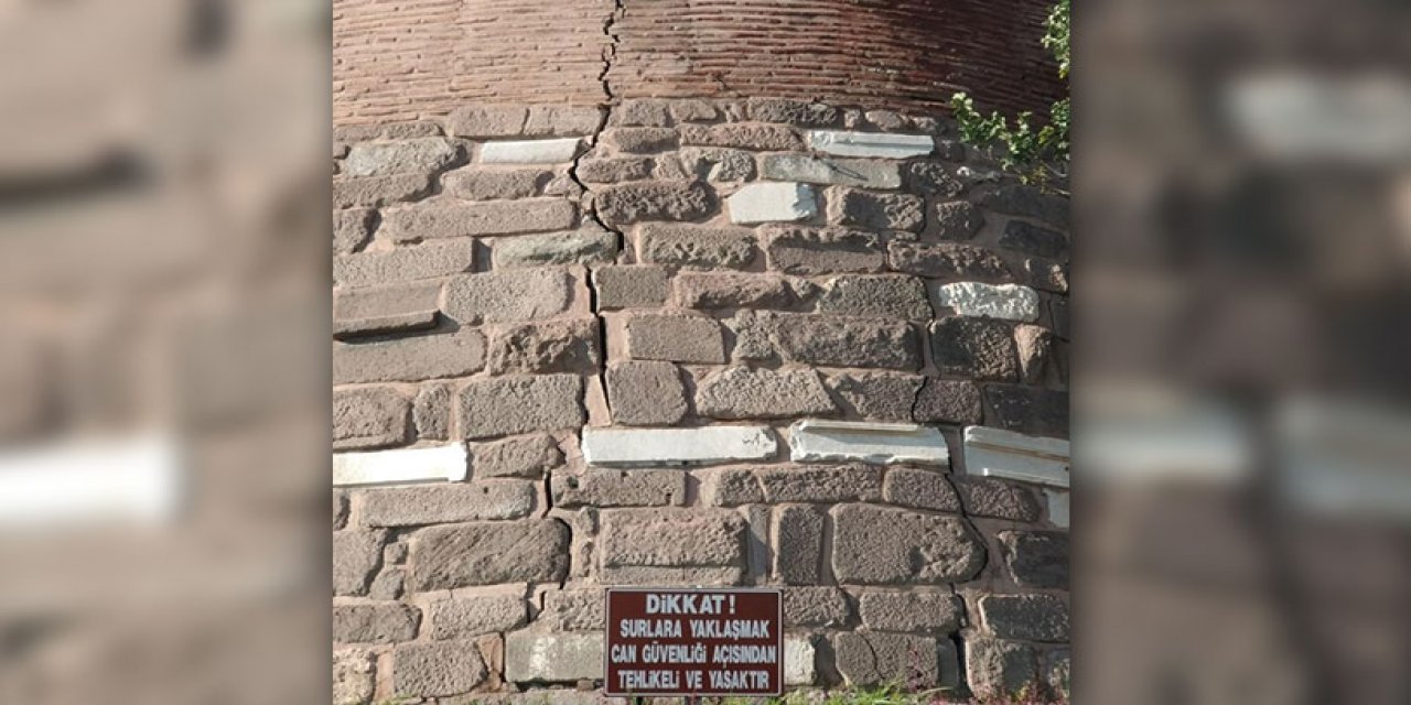 Ankara Kalesi'ndeki surlardaki çatlaklar büyüyor: 'Altında kalan önlem almayanlar olur'