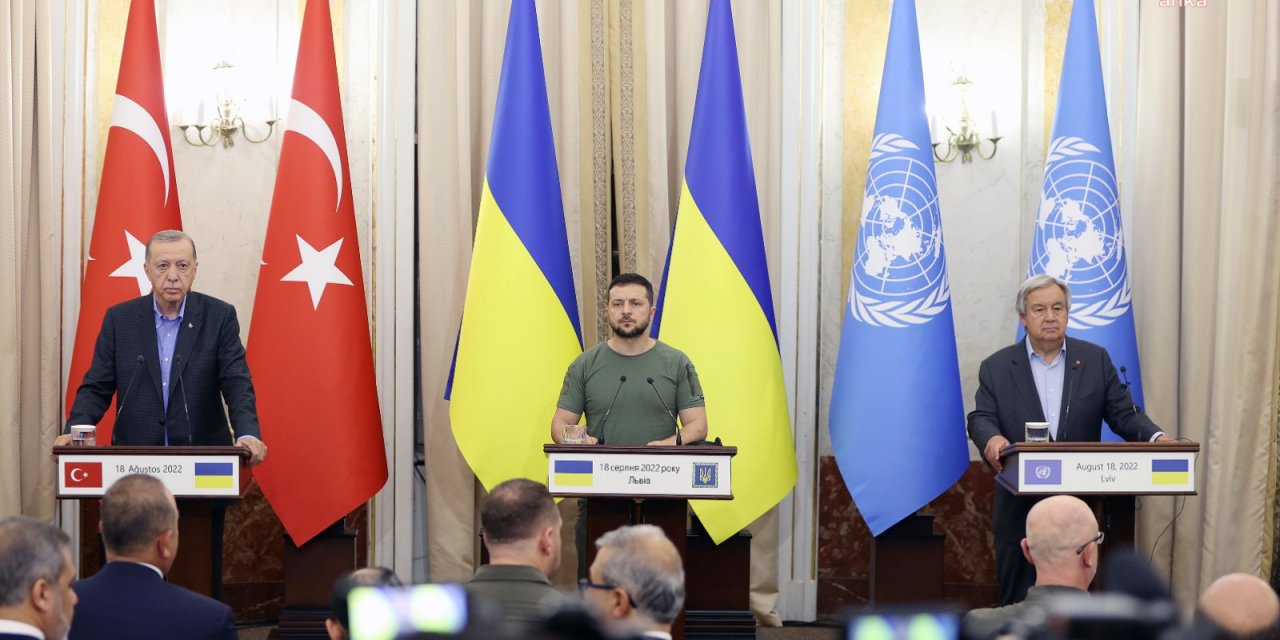 ERDOĞAN, UKRAYNA’DA ZELENSKİ VE GUTERRES İLE GÖRÜŞTÜ: “SAVAŞ ESİRLERİNİN MÜBADELESİ KONUSUNU VE BU KONUDAKİ GİRİŞİMLERİMİZİ ELE ALDIK”