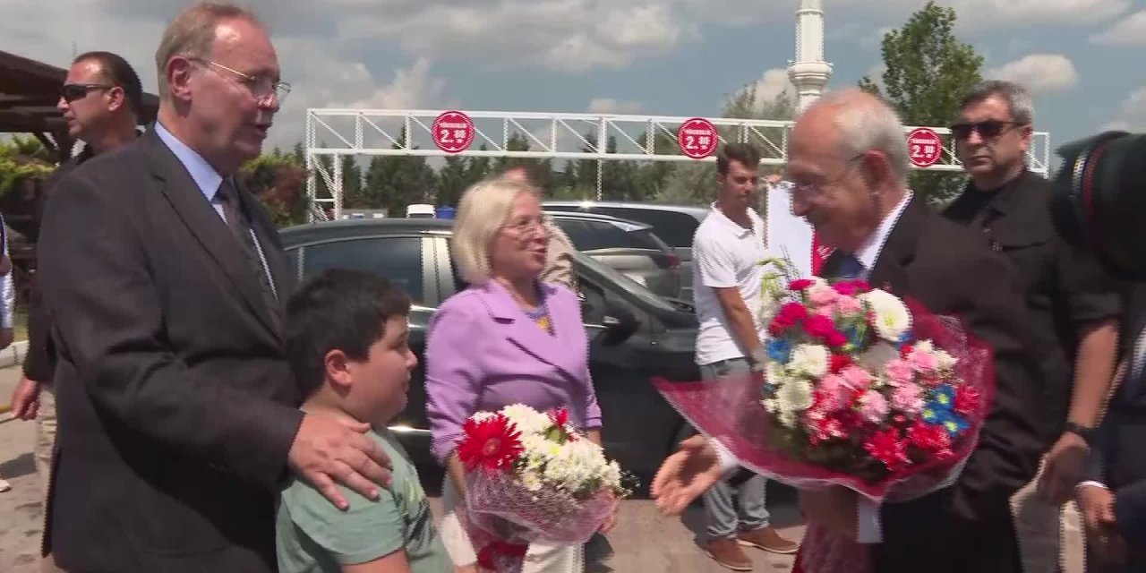 KILIÇDAROĞLU, TEKİRDAĞ BÜYÜKŞEHİR BELEDİYE BAŞKANI KADİR ALBAYRAK’I YENİ MAKAMINDA ZİYARET ETTİ