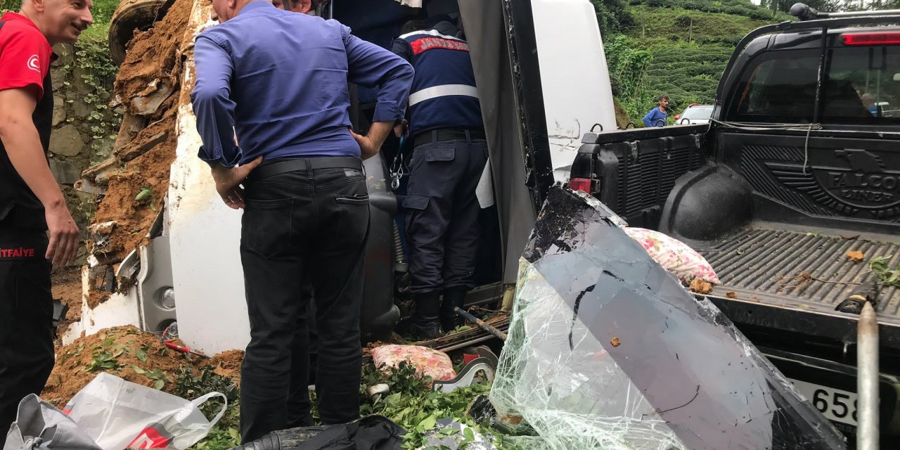 RİZE’DE YABANCI TURİSTLERİ TAŞIYAN MİNİBÜS DEVRİLDİ: 25 YARALI