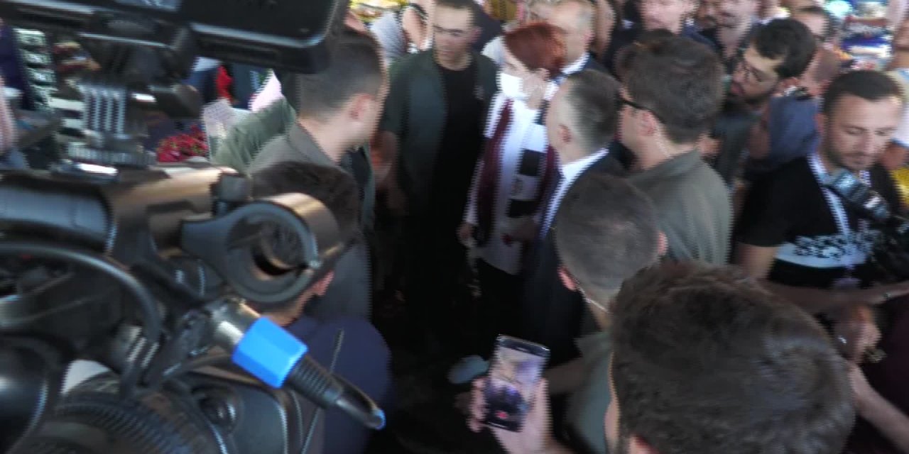 AKŞENER'İN, BEŞİKTAŞ ZİYARETİNDE KARŞILAŞTIĞI ALMAN TURİST: "BİRLİK OLMANIZ LAZIM O ZAMAN GÜÇLÜ VE BAŞARILI OLURSUNUZ"