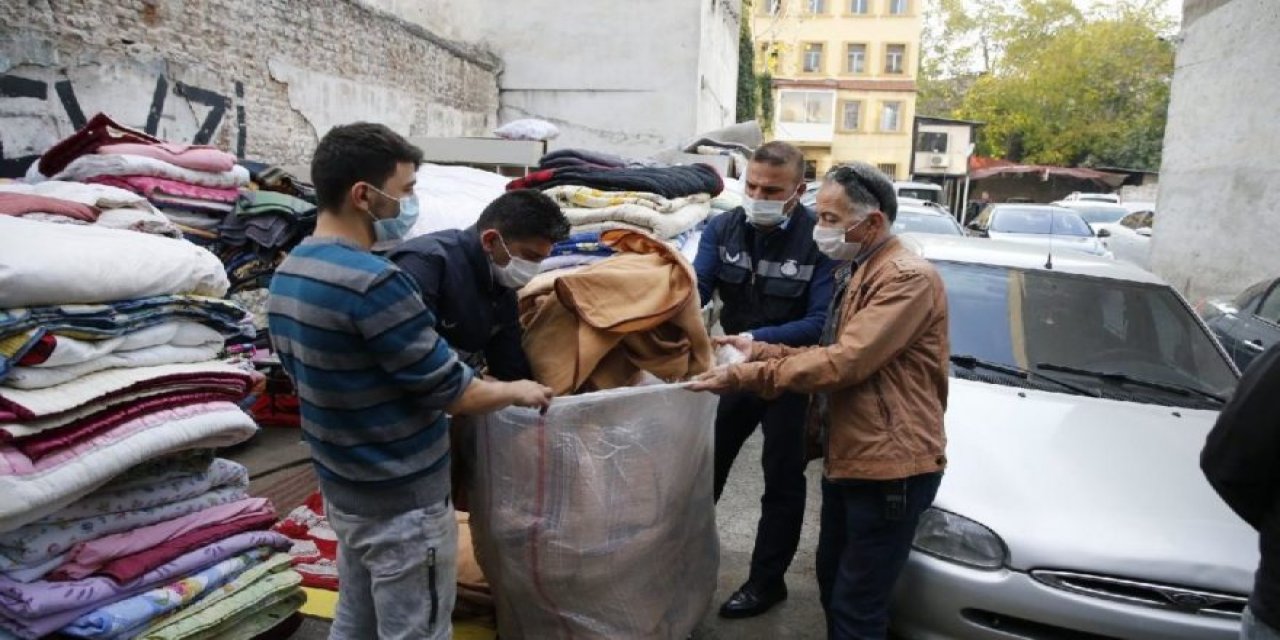 Depremzedelerin battaniyeleri işportadan toplandı! Vicdanları yaralayan görüntü....
