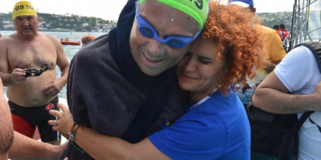 AVCILAR BELEDİYE BAŞKANI HANÇERLİ, İSTANBUL BOĞAZI’NI YÜZEREK GEÇTİ