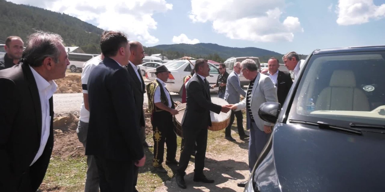 MANSUR YAVAŞ, ÇAMLIDERE’DE BENLİ YAYLASI FESTİVALİ’NE KATILDI: “BÜYÜK KENTLERE GİTMİŞİNSANLARIN BURAYA GELEREK KAYNAŞMASI SON DERECE ANLAMLI”