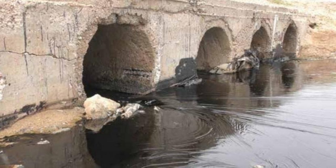 Bir bölümü Türkiye'de; Fırat Nehri  siyah renkte akmaya başladı, halk SDG liderinin kaçakçılık operasyonlarına  dikkat çekti