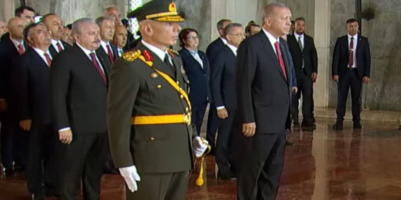 Devlet erkanı Büyük Zafer'in 100'üncü yılında Ata'nın huzurunda