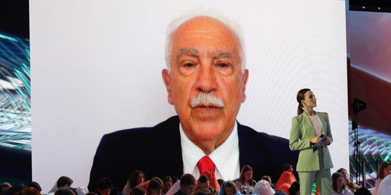 Doğu Perinçek, Rusya'da eğitim öğretim yılı açılış töreninde açış konuşmasını yaptı