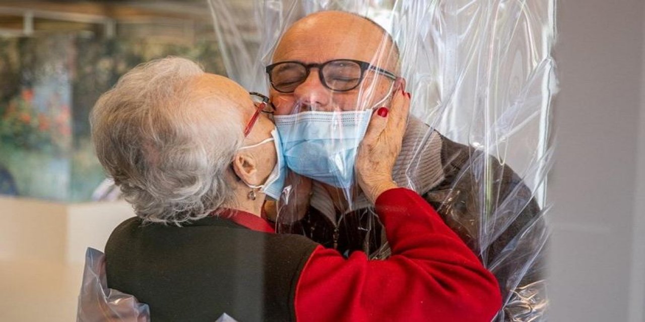 Sevdiklerine böyle dokundular... Koronavirüse karşı "sarılma odası"