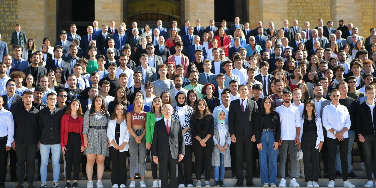 Kılıçdaroğlu, CHP'nin 99'uncu yaşında 99 gençle Anıtkabir'e çıktı