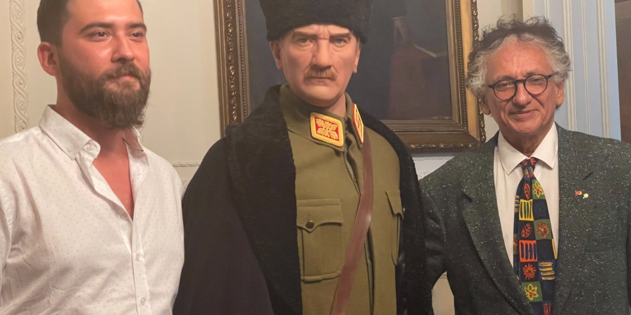 Bedri Baykam’ın önerisiyle, sanatçı Görkem Candan'a ait hiperrealist silikon Atatürk Heykeli'nin Pera Palas'taki Atatürk Müze Odası’na yerleştirildi