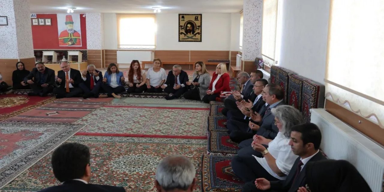 Fuat Oktay'dan cemevi ziyareti