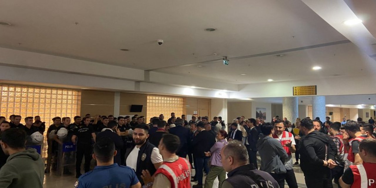 Fahrettin Altun’un ‘pergola’sını fotoğraflama davası: Adliyeye polis yığıldı